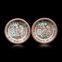 A Pair of Chinese Famille Verte Porcelain 'Phoenix' Dishes, Kangxi Period 清康熙 五彩鳳穿牡丹圖盤一對