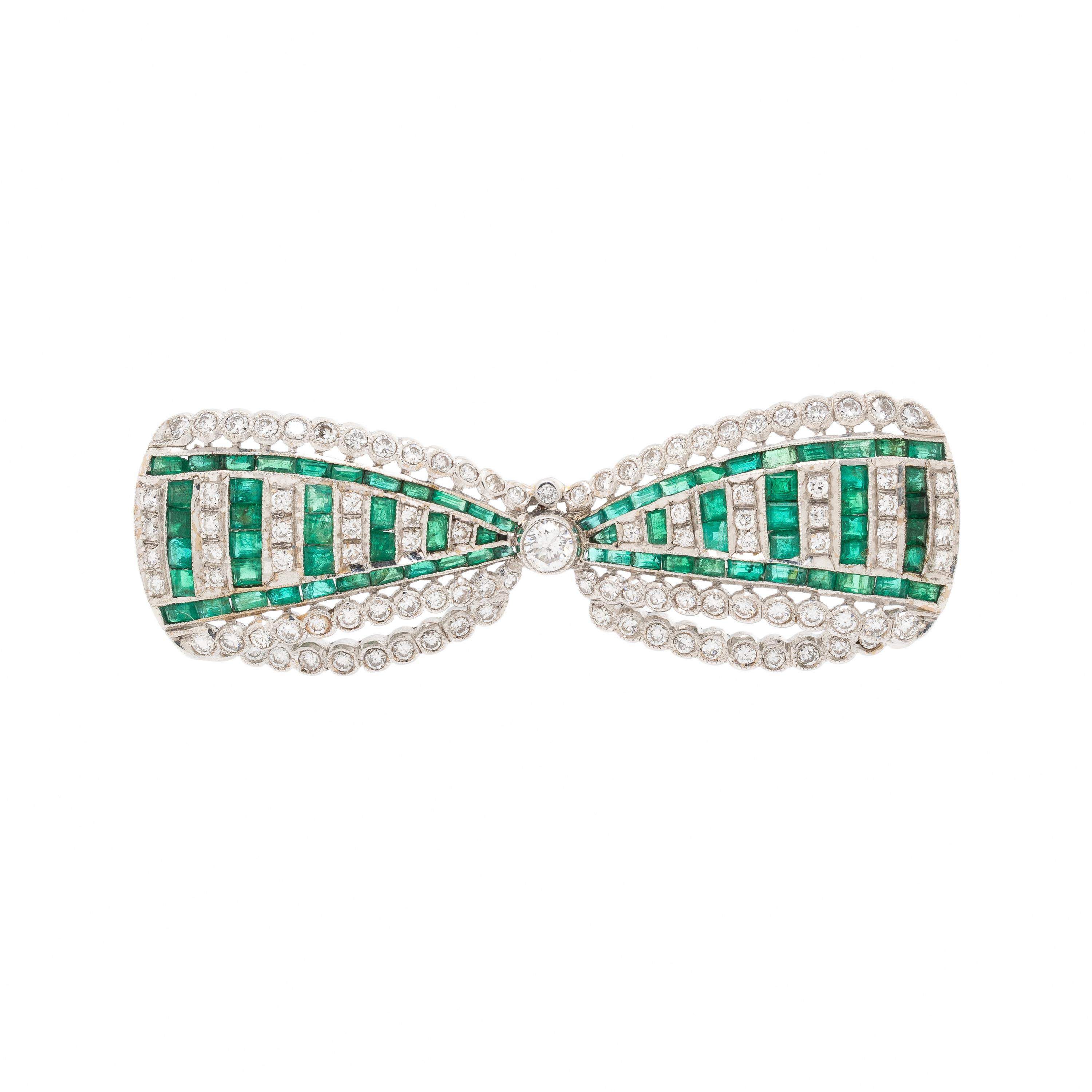 EMERALD, DIAMOND, AND WHITE GOLD BOW BROOCH
