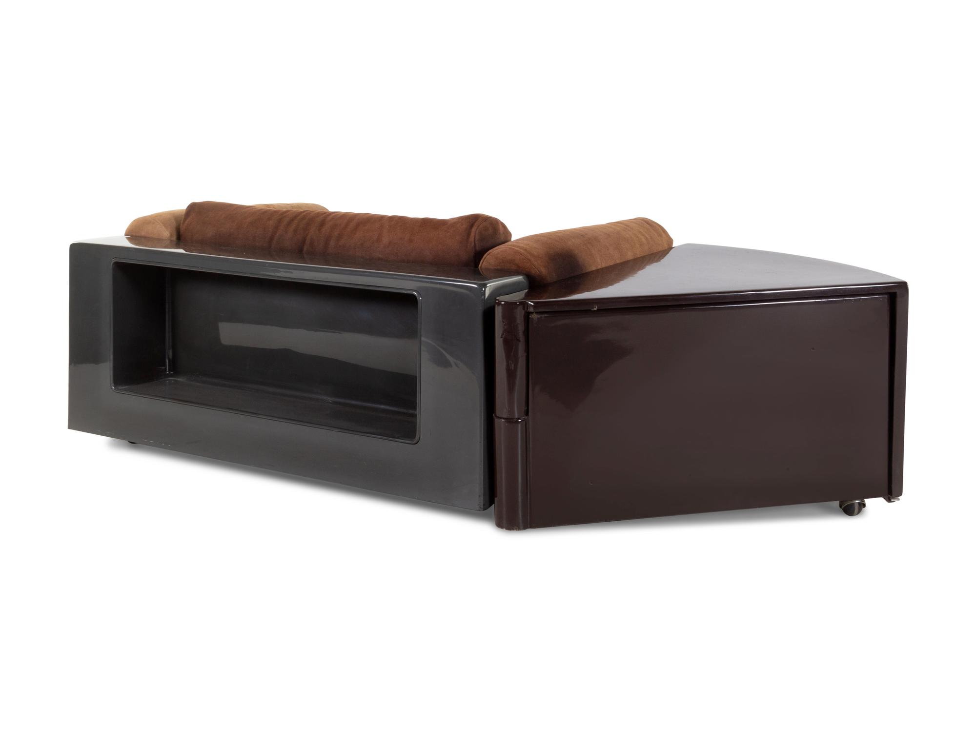 Gradual System Seating Group Comprising Three Lounge Chairs Two Expandable End Tables One Sofa Gavina, Italy
