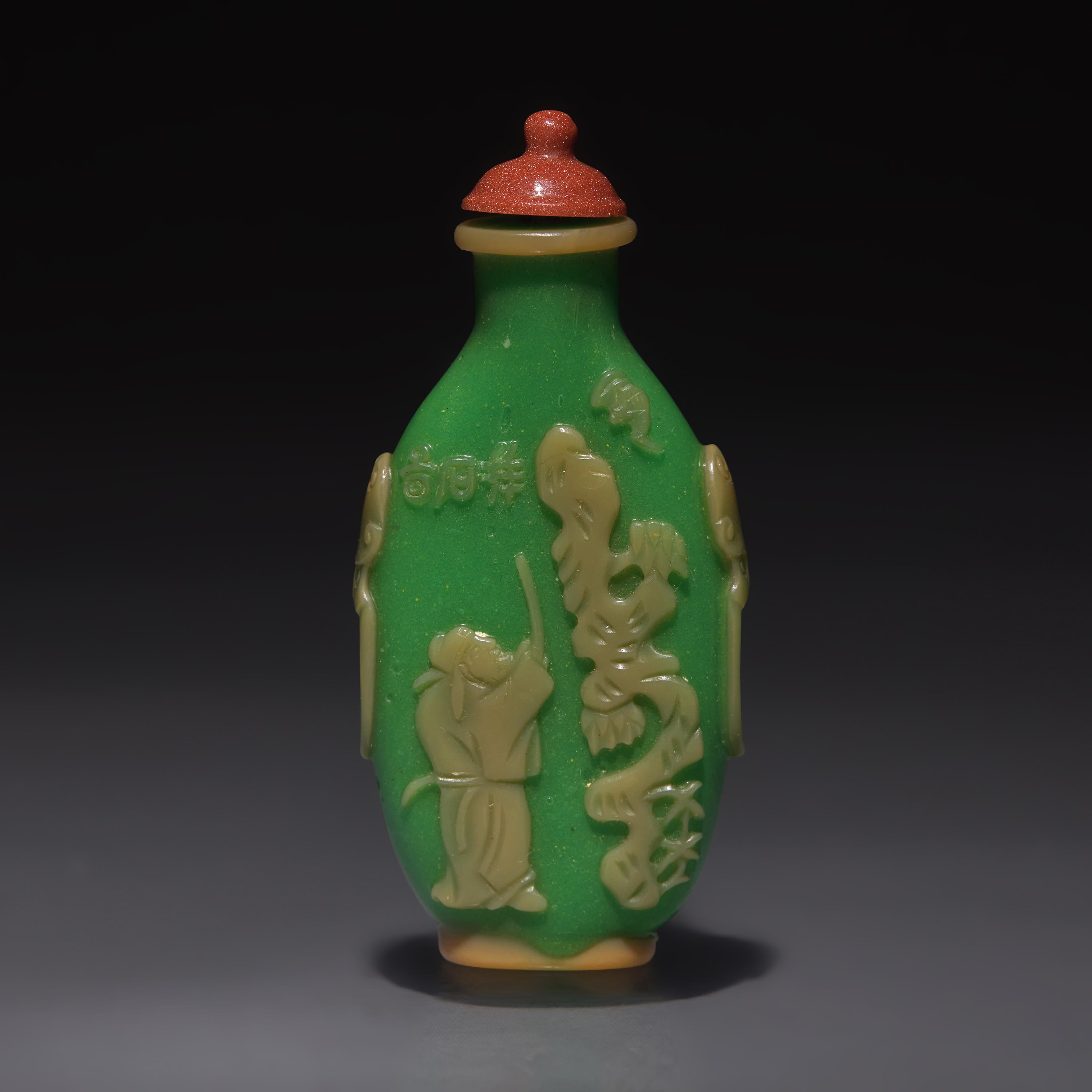 A Chinese Overlay Glass "Mi Fu and Goathead" Snuff Bottle, Possibly Yangzhou, Qing Dynasty, Circa 1820-1880 — 1820-1880年 綠地套黃料米芾拜石圖鼻煙壺