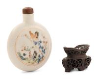 A Chinese Famille Rose Porcelain Snuff Bottle