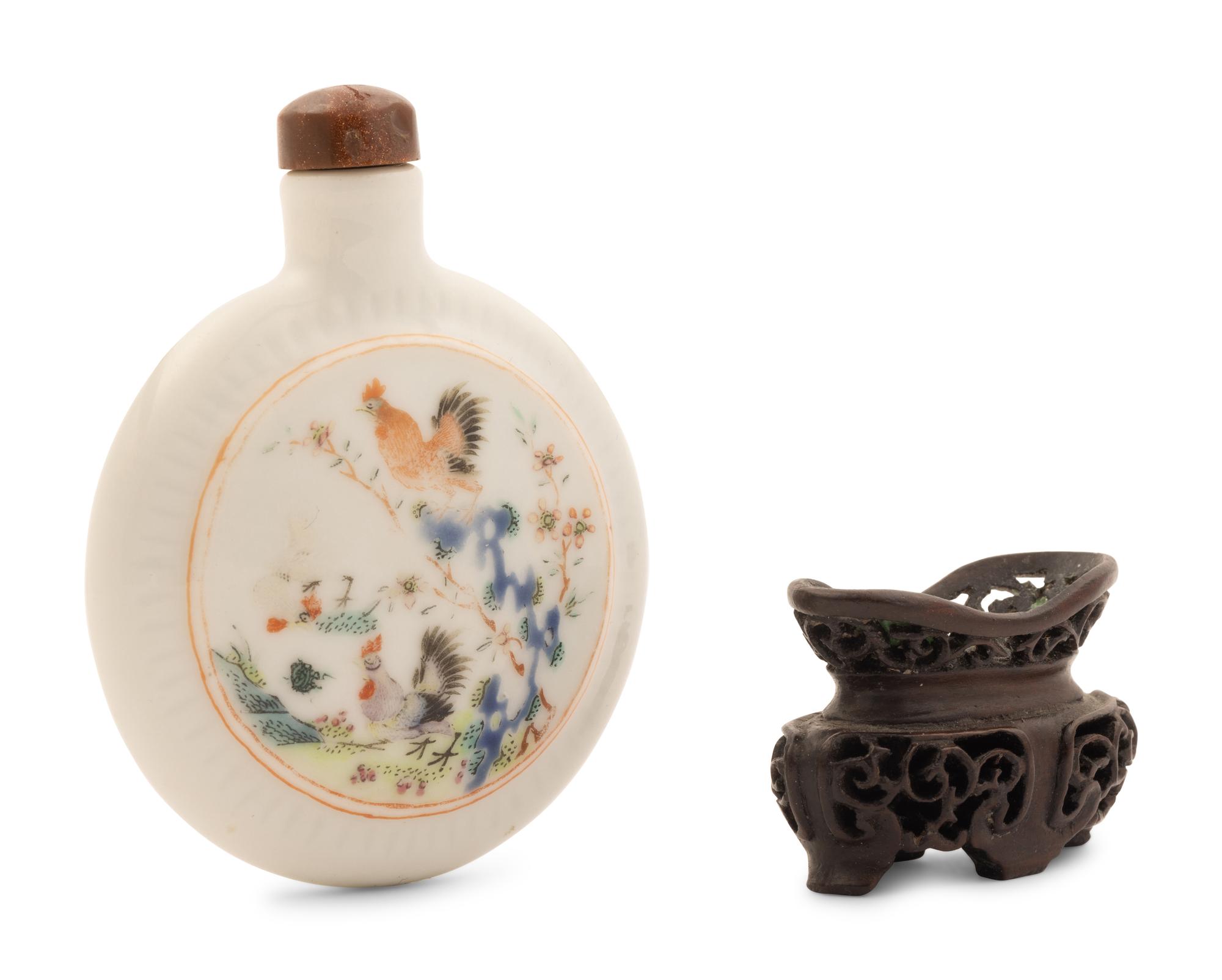 A Chinese Famille Rose Porcelain Snuff Bottle