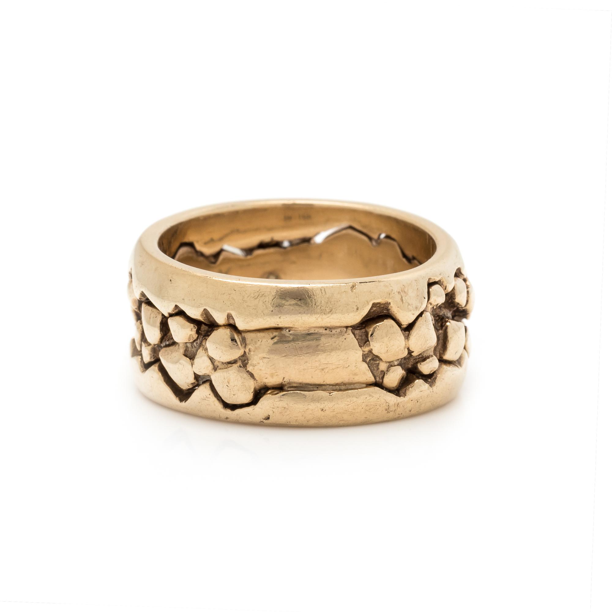 YELLOW GOLD AND COLOR-CHANGE SYNTHETIC SAPPHIRE RING