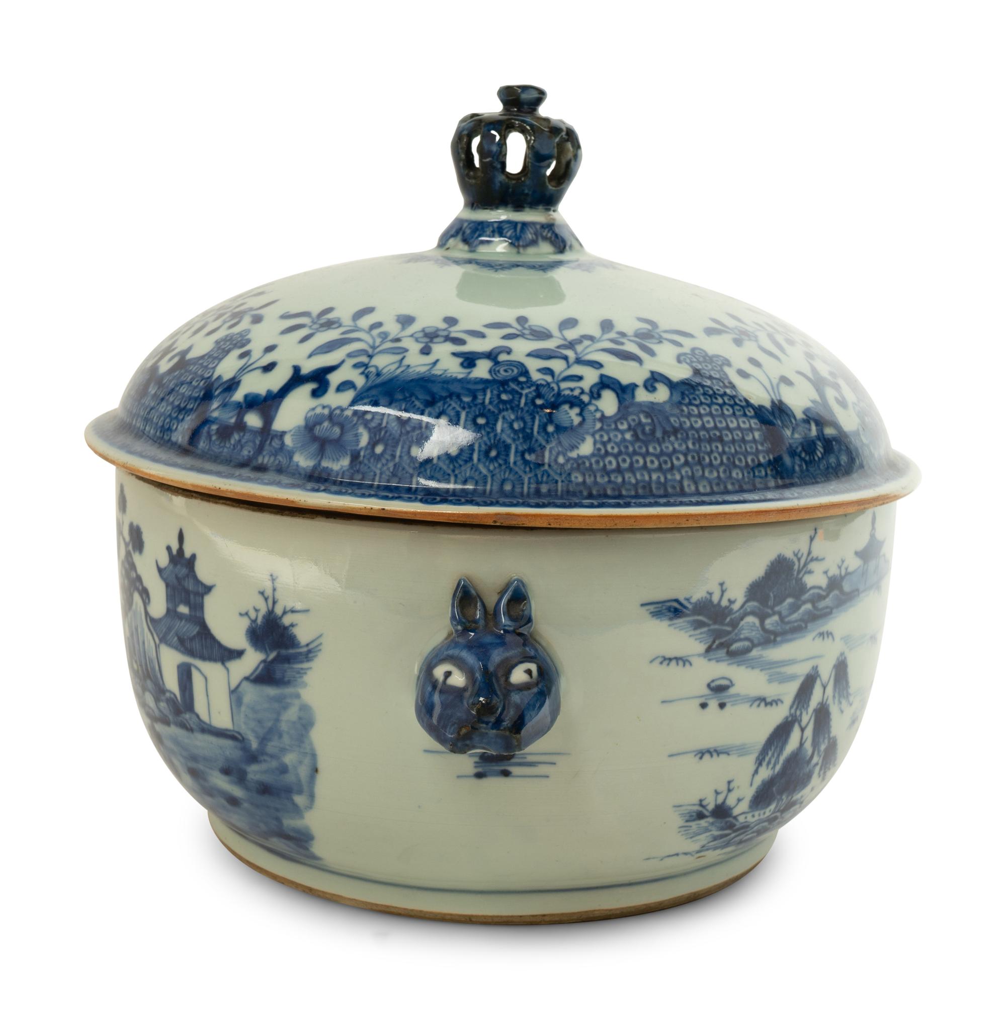 A Chinese Export Blue and White Porcelain Tureen — 19TH CENTURY