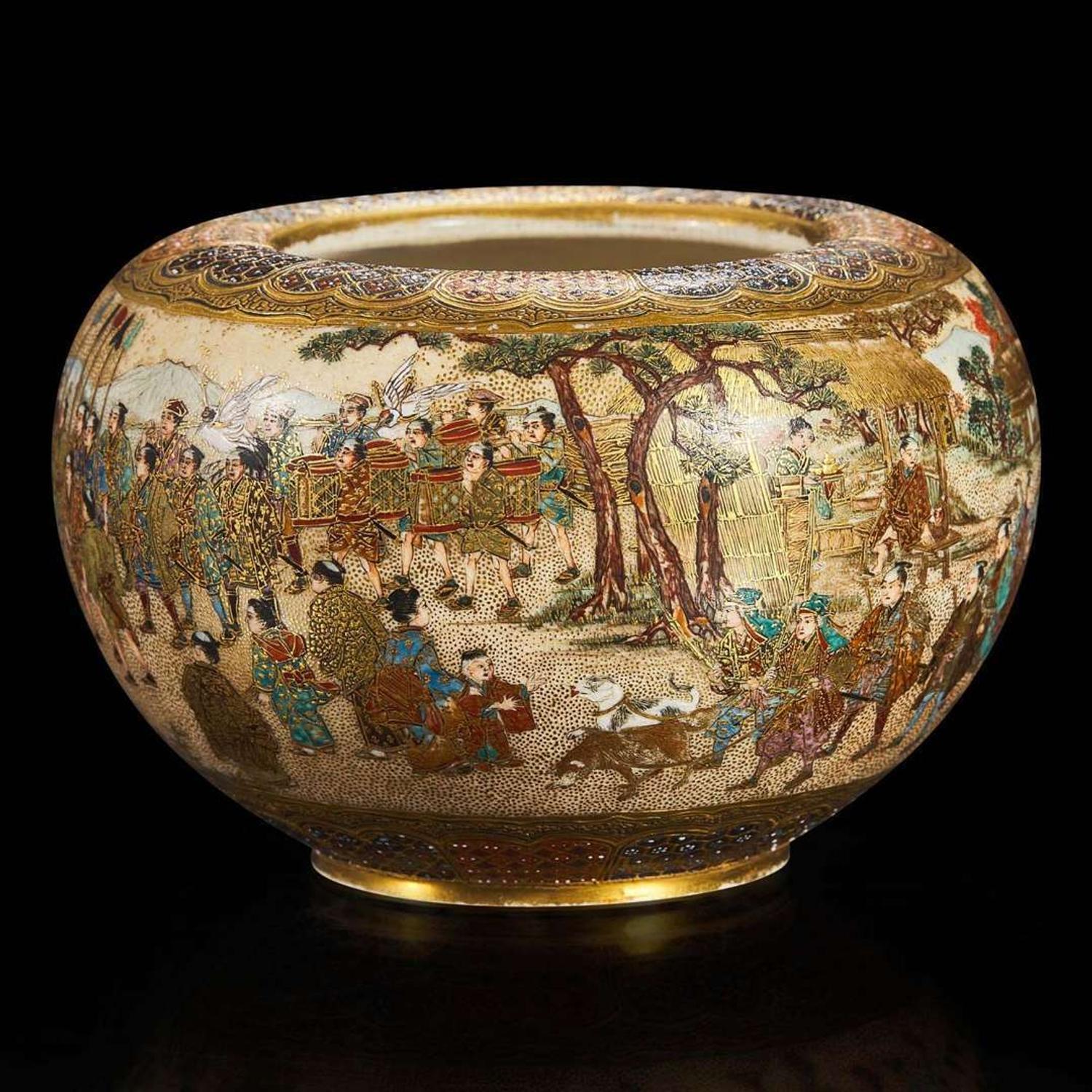A well-decorated Satsuma-type globular small cabinet vase, signed Ryokuzan 绿山款萨摩烧小罐 Meiji period ??
