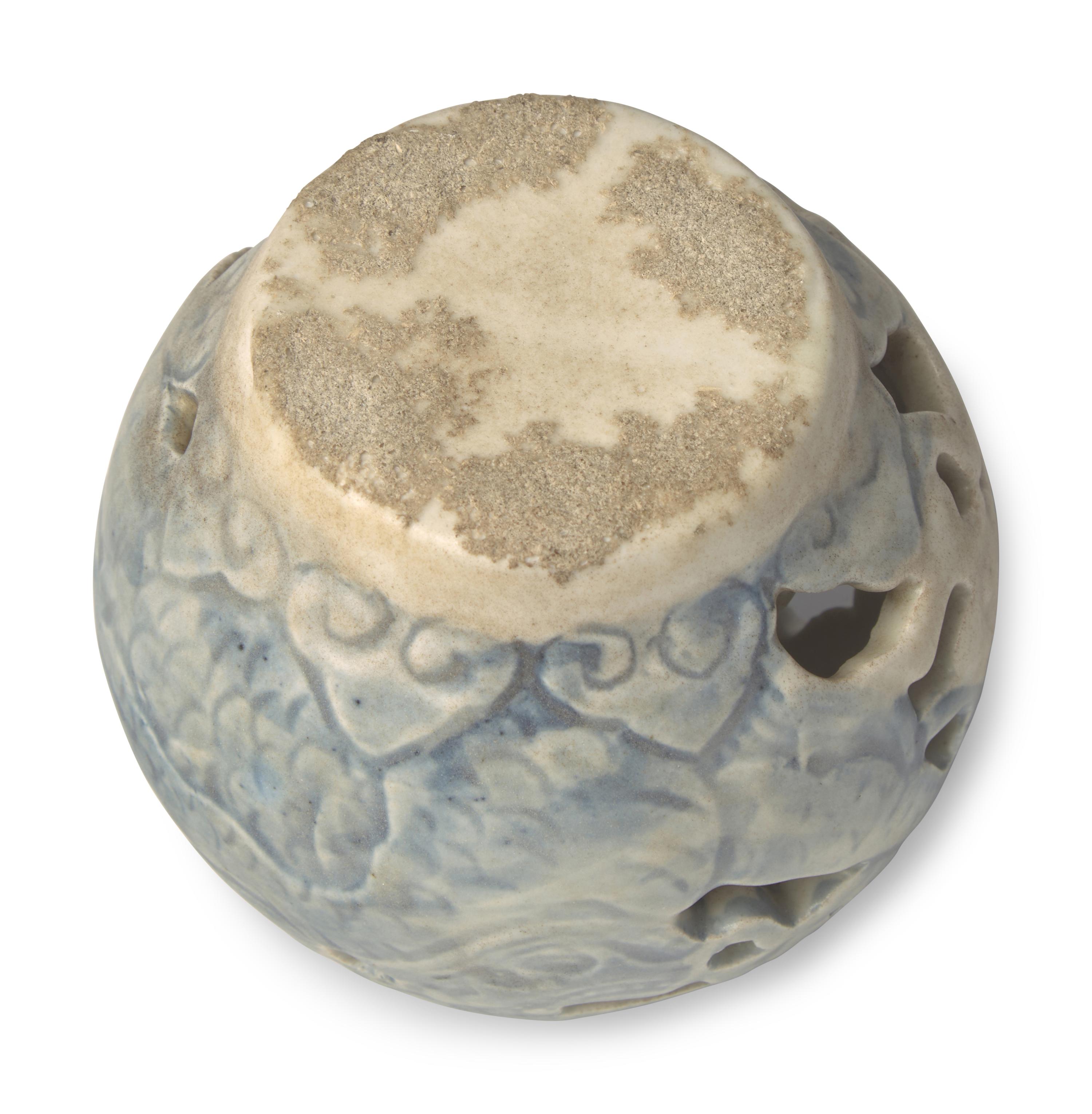 A Korean Blue and White Porcelain Reticulated Water Dropper 高麗青花龍紋水呈
