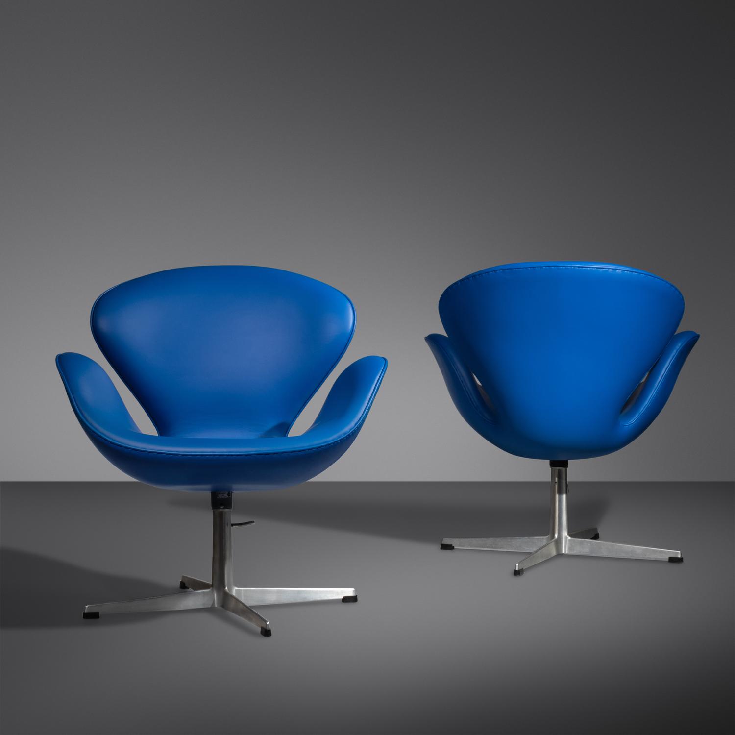 Pair of Swan Lounge Chairs, model 3320 Fritz Hansen, Denmark