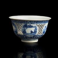 A Chinese Reticulated Blue and White Porcelain Small Bowl, Chongzhen Period 明崇禎 青花山水紋玲瓏盃