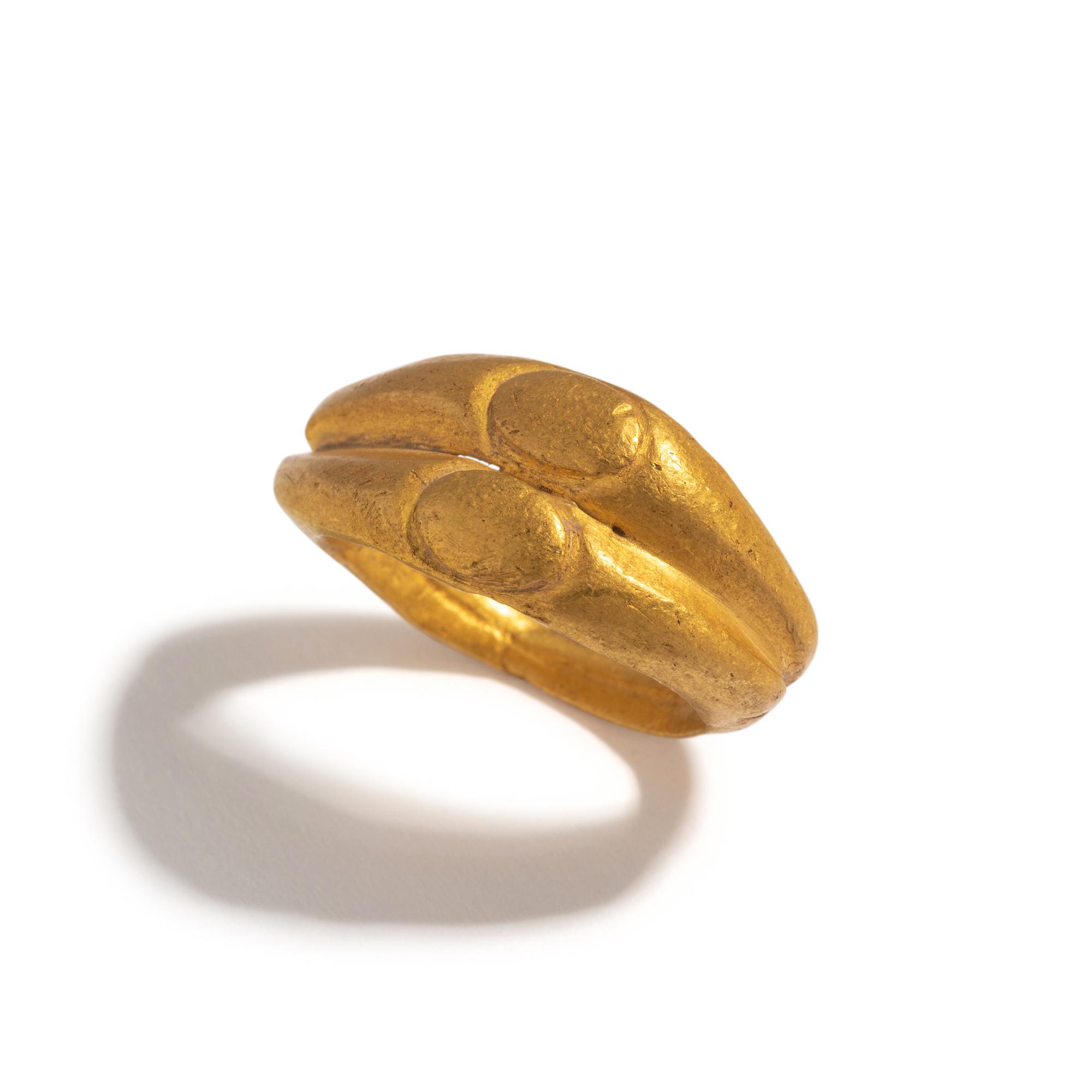 A Roman Gold Double Finger Ring