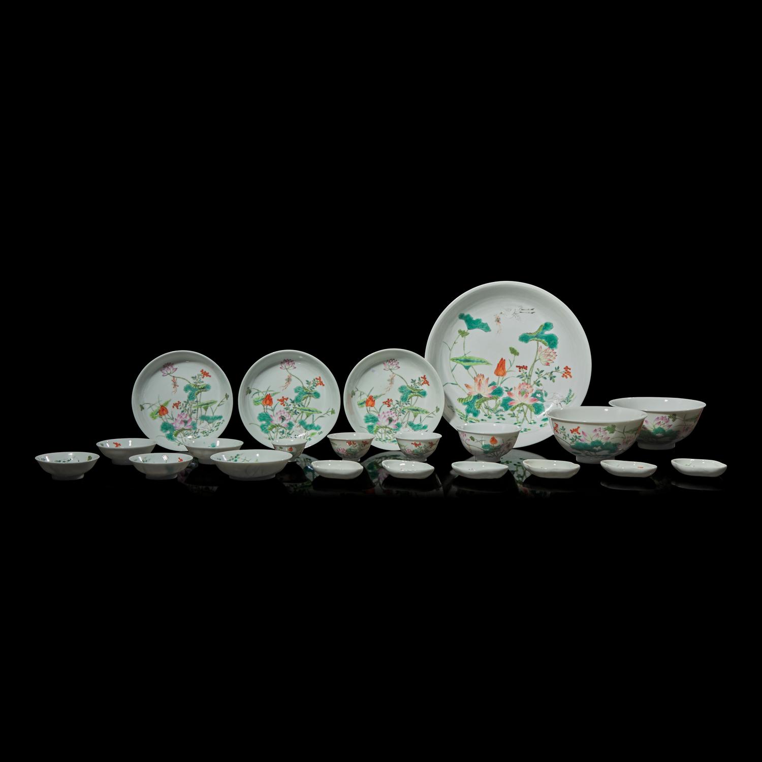 A Chinese Famille Rose Porcelain 'Lotus' Part Table Service, 20th Century 近代 粉彩蓮塘圖瓷器一組