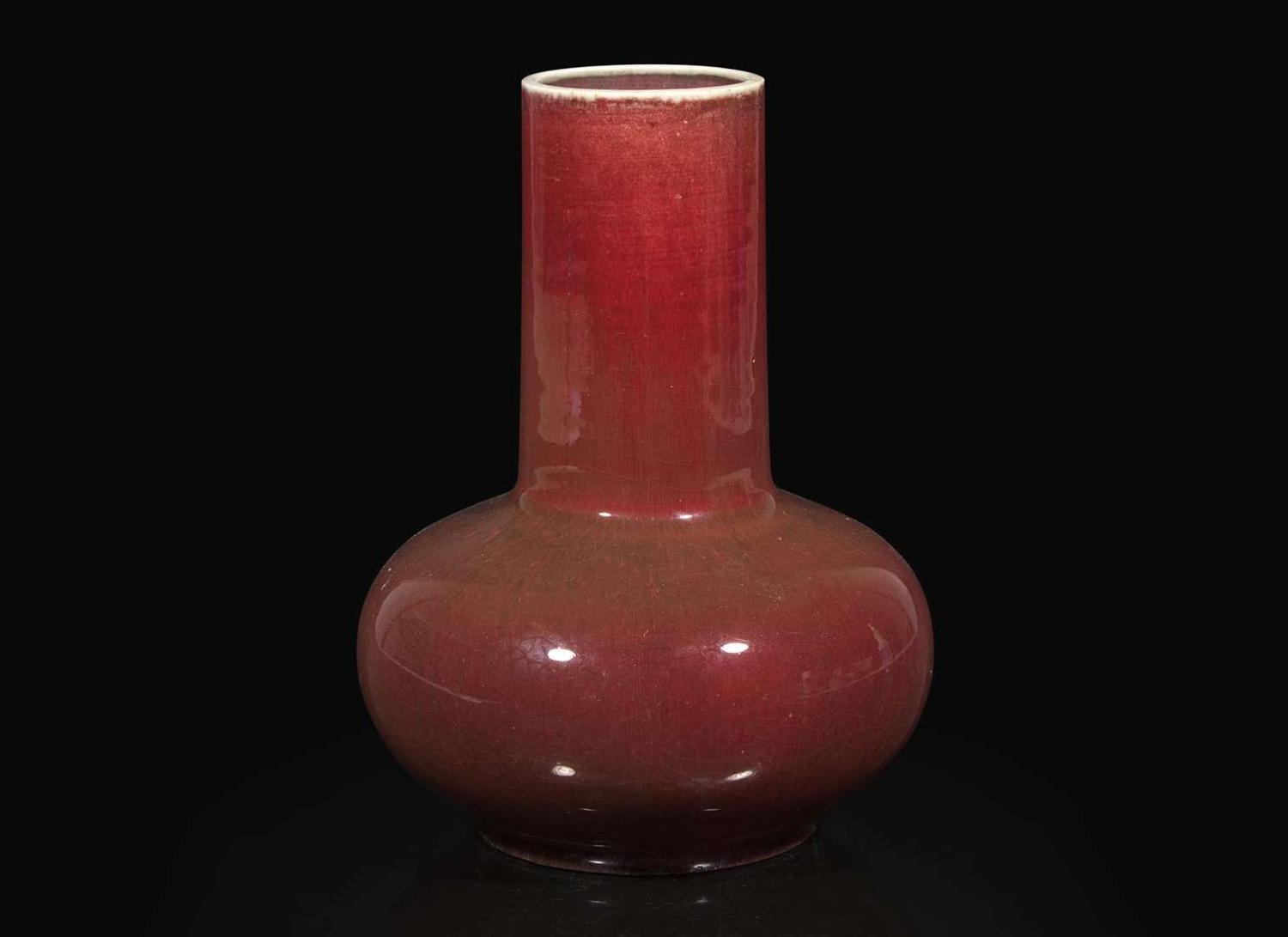 A Chinese "sang de boeuf"-glazed porcelain bottle vase, 18th / early 19th century 牛血紅長頸瓶 十八或十九世紀早期