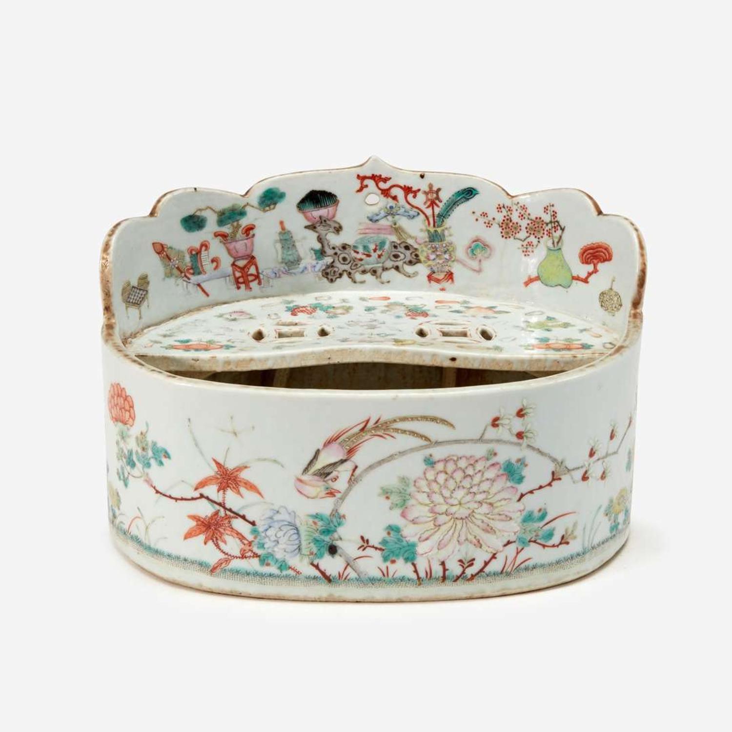 An unusual Chinese famille-rose decorated porcelain oval vessel 粉彩椭圆花盆 19th century ????