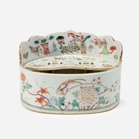 An unusual Chinese famille-rose decorated porcelain oval vessel 粉彩椭圆花盆 19th century ????