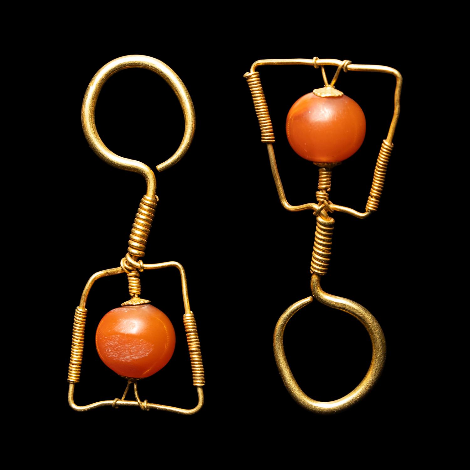 A Pair of Chinese Agate and Gold 'Pipa' Earrings, Erhuan, Ming Dynasty 明 金鑲瑪瑙琵琶耳環一對