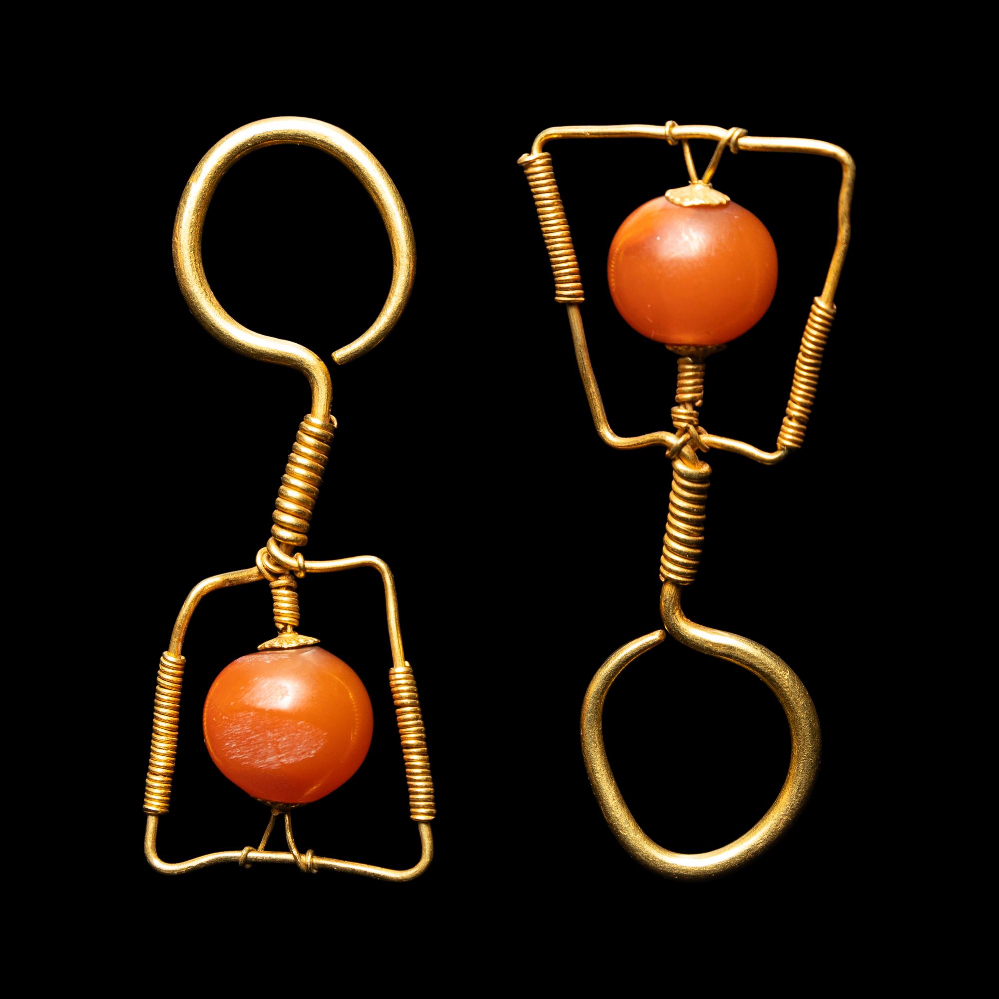 A Pair of Chinese Agate and Gold 'Pipa' Earrings, Erhuan, Ming Dynasty 明 金鑲瑪瑙琵琶耳環一對