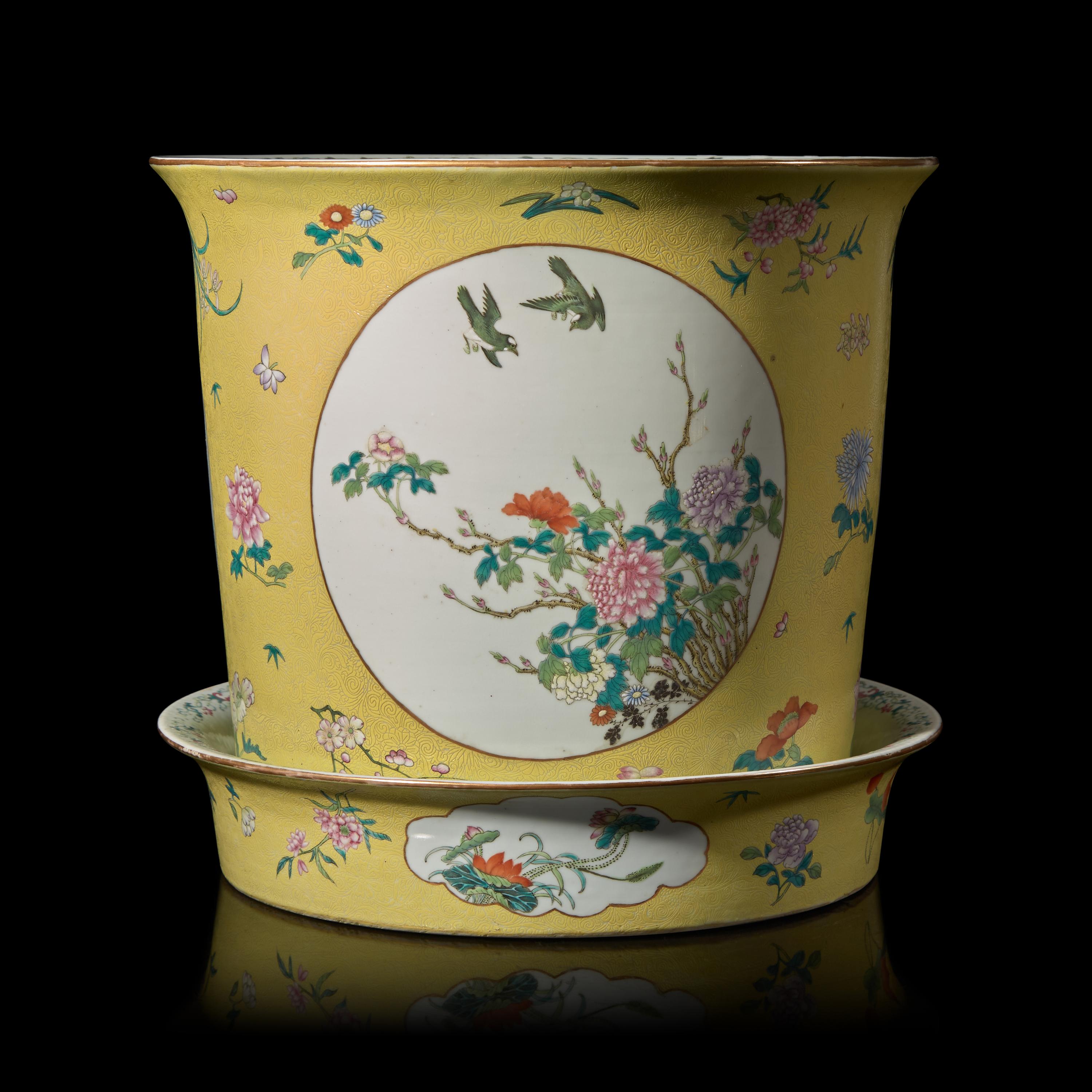 A Chinese Yellow Ground Famille Rose Porcelain Jardiniere and Stand, 20th Century 近代 軋道黃地粉彩花盆