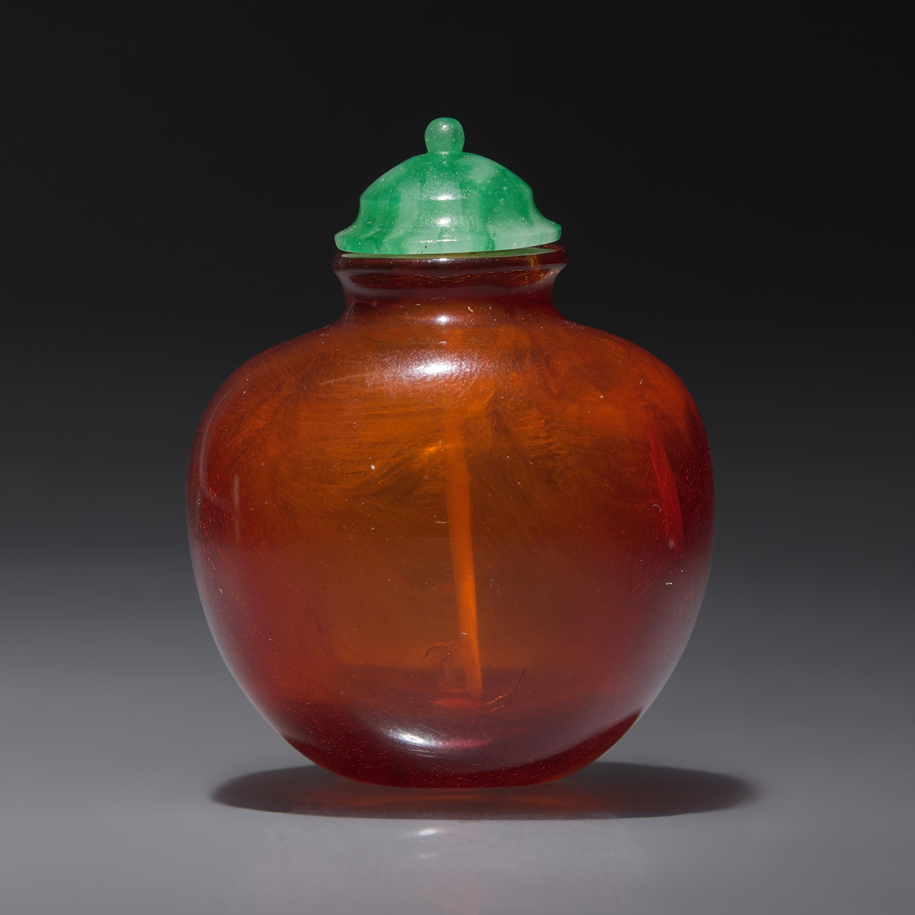 A Chinese Amber Snuff Bottle, Qing Dynasty, Circa 1740-1820 — 1740-1820年 琥珀鼻煙壺