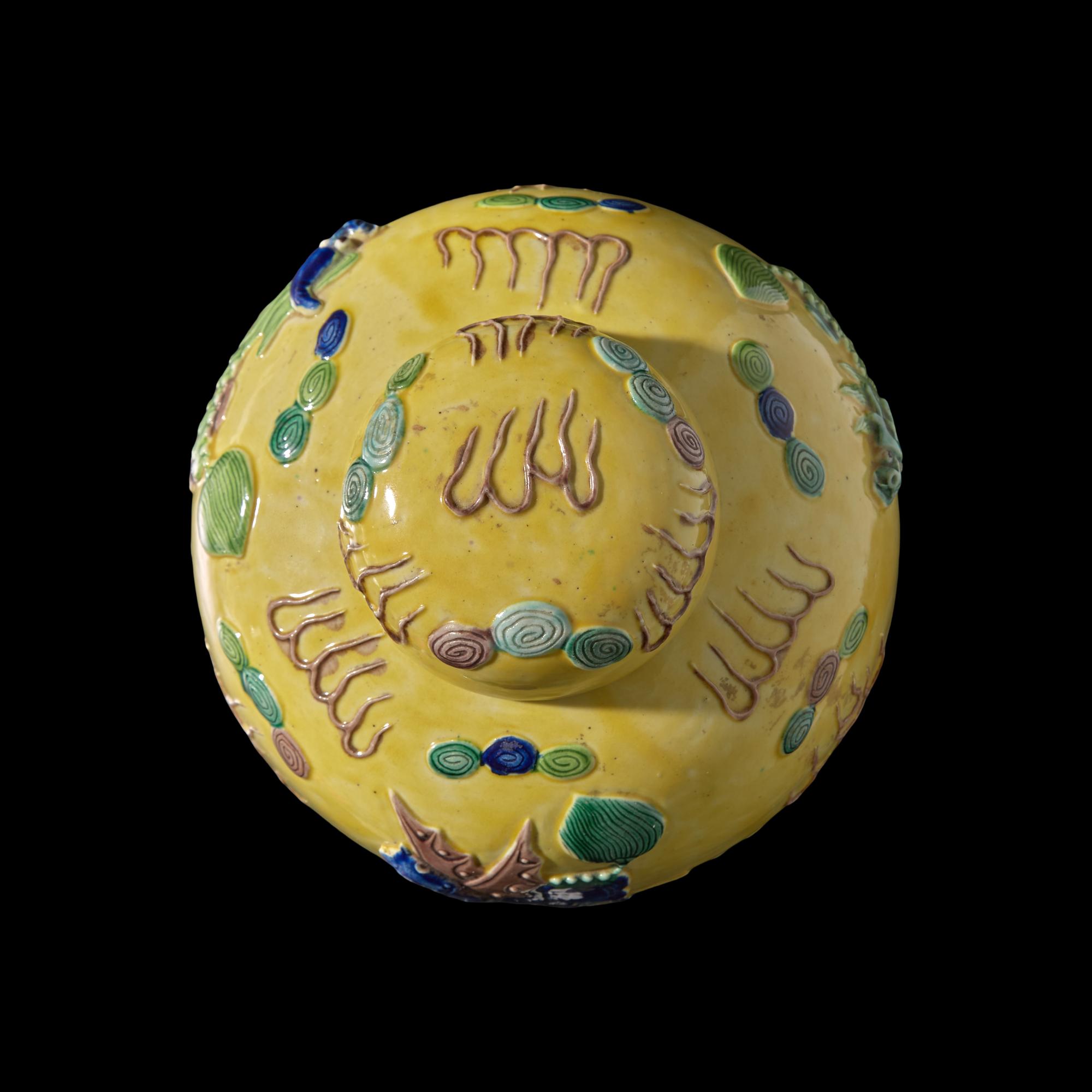 Three Chinese Porcelain Wares, Qing Dynasty and Later 晚清-近代 瓷器三件