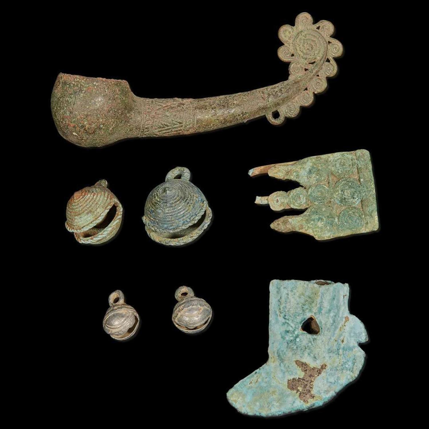 Seven assorted Vietnamese bronze and alloy items 越南銅飾一組七件 Dong Son Culture, circa 500 BC -100 AD ?? ???500-??100?