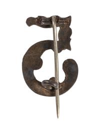 Silver engraved regimental number "5" as seen in 5th Ohio Volunteer Infantry Regiment photography.