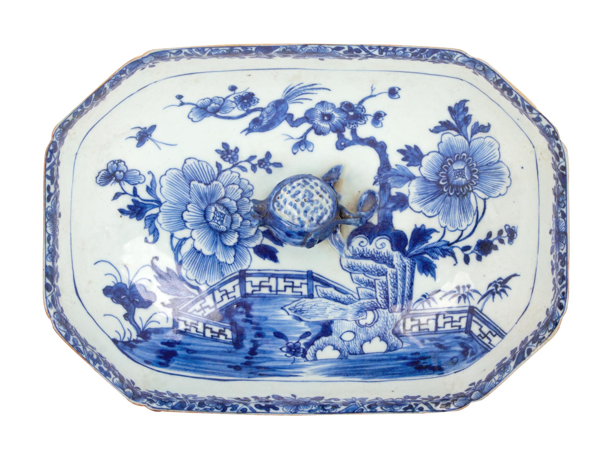 A Chinese Export Porcelain Tureen 19TH CENTURY Width 19…
