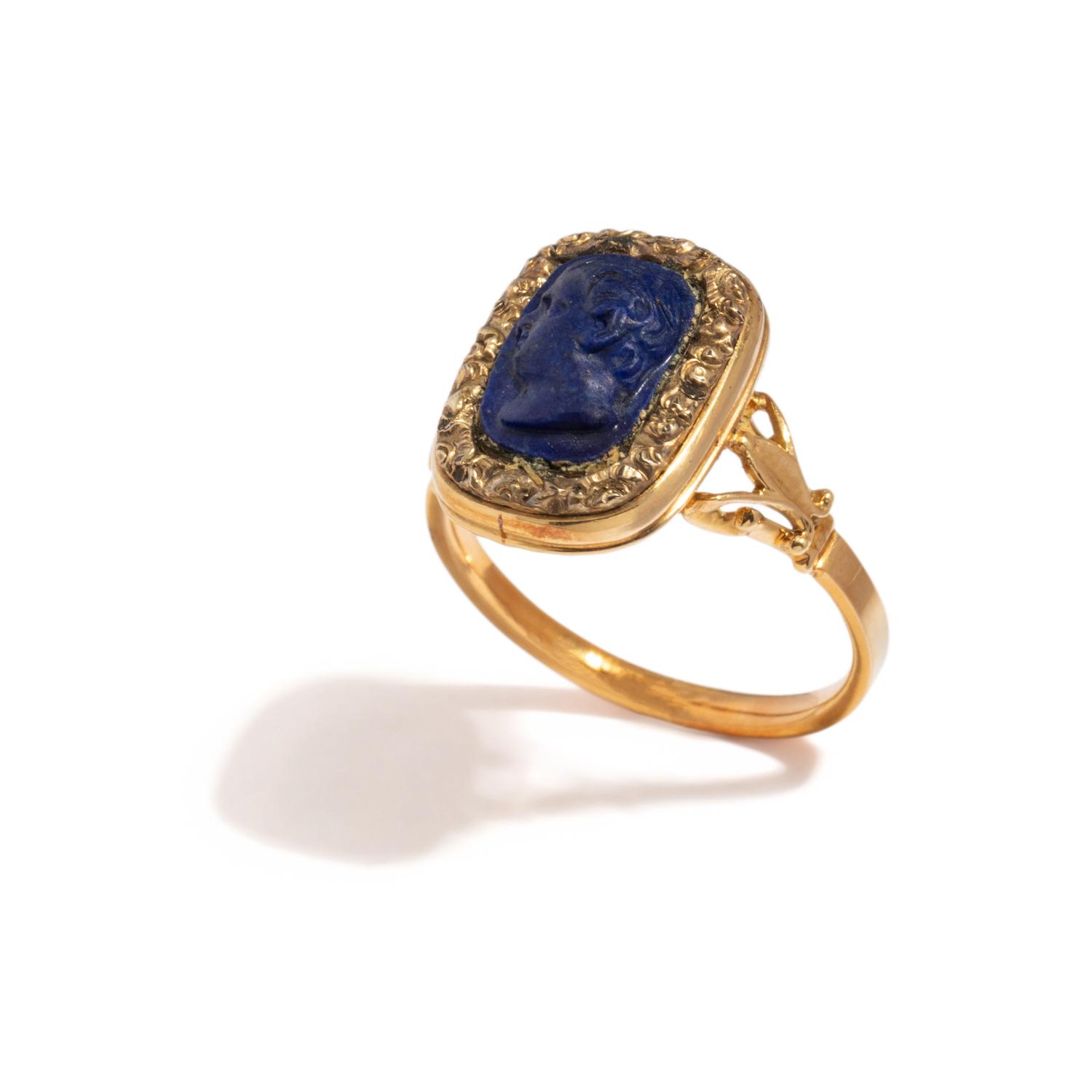 LAPIS LAZULI CAMEO AND YELLOW GOLD RING