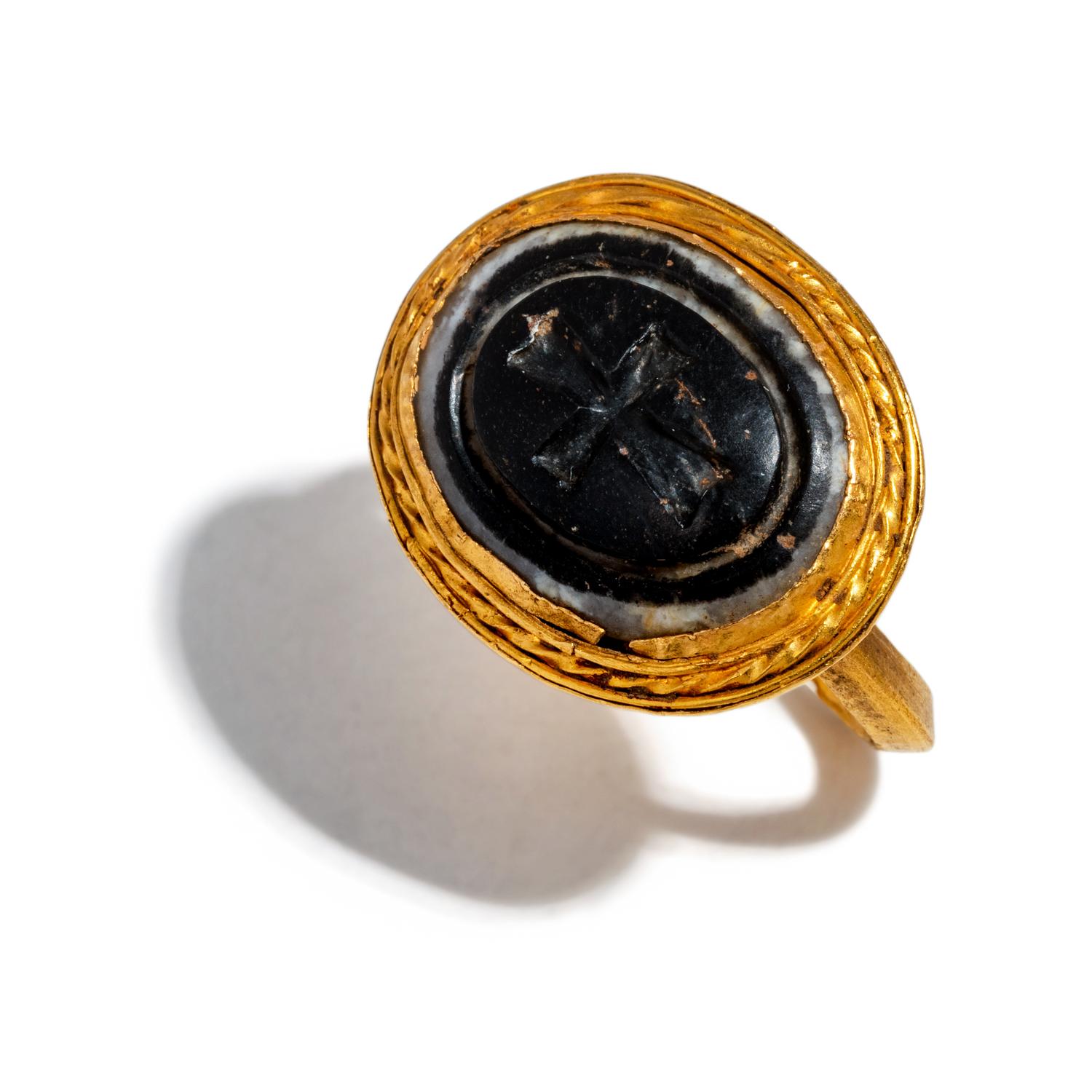 A Byzantine-Style Gold and Agate Finger Ring