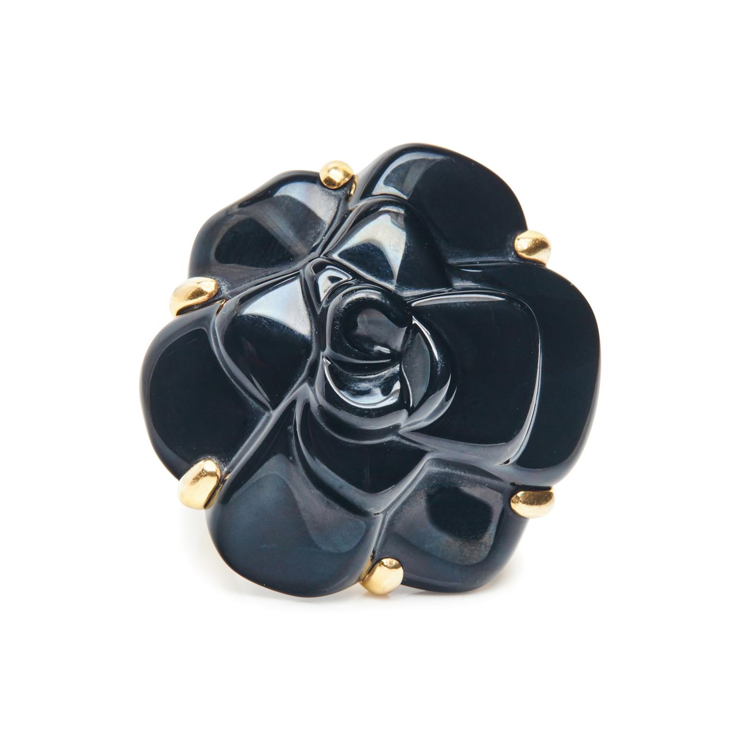 CHANEL, YELLOW GOLD AND CARVED ONYX CAMELLIA RING