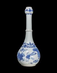 A Chinese Blue and White Porcelain Bottle Vase, Chongzhen Period 明崇禎 青花人物圖蒜頭長頸瓶