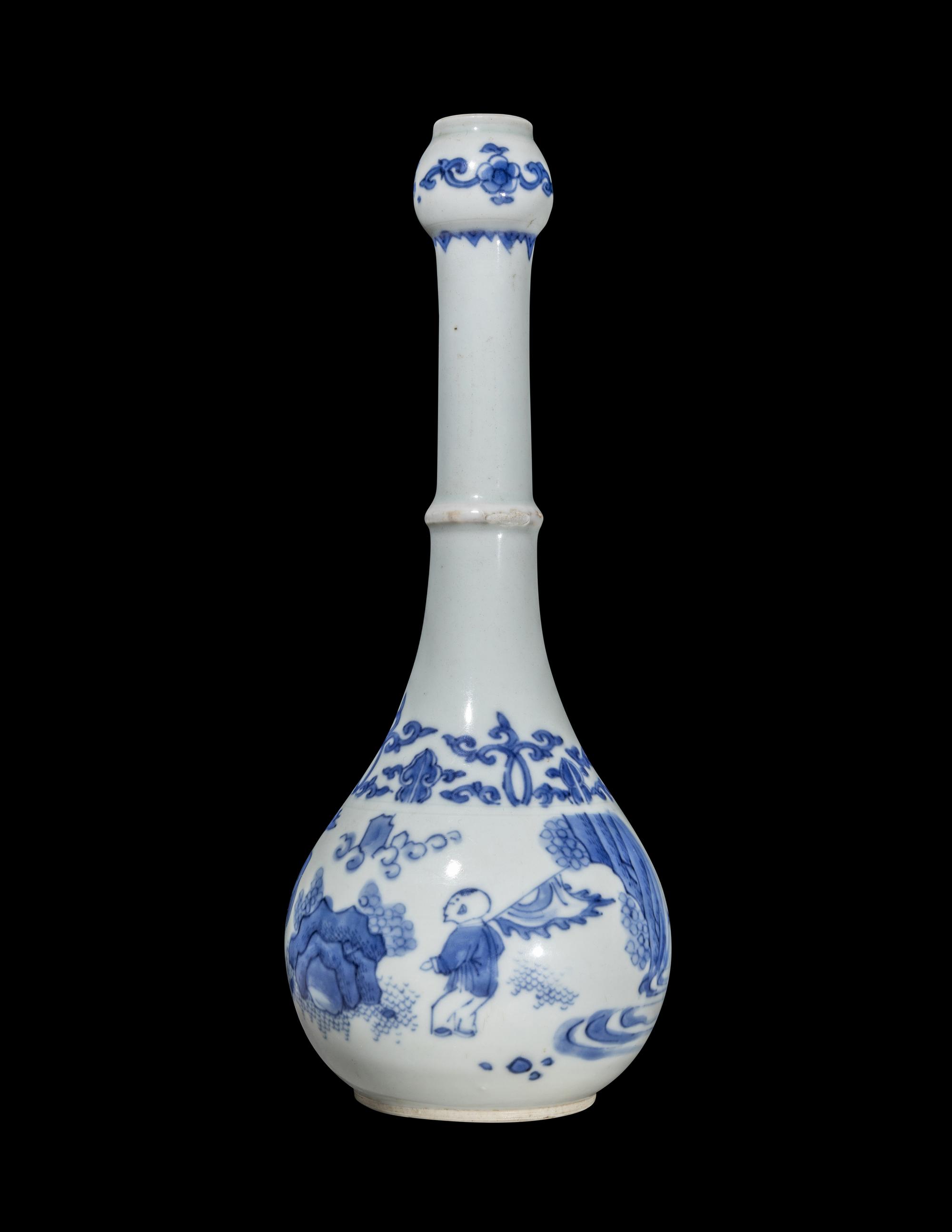 A Chinese Blue and White Porcelain Bottle Vase, Chongzhen Period 明崇禎 青花人物圖蒜頭長頸瓶