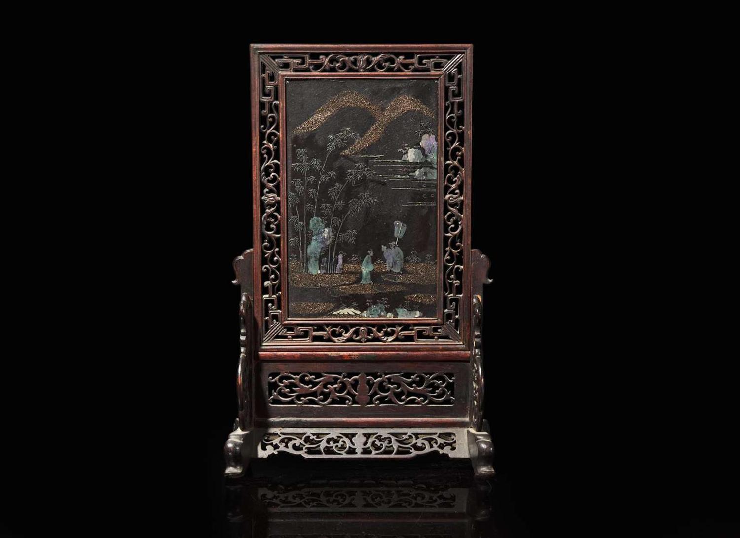 A Chinese laque-burgaute table screen, 18th century, with later carved wood stand 嵌螺鈿硯屏 十八世紀 後配木座