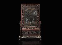 A Chinese laque-burgaute table screen, 18th century, with later carved wood stand 嵌螺鈿硯屏 十八世紀 後配木座