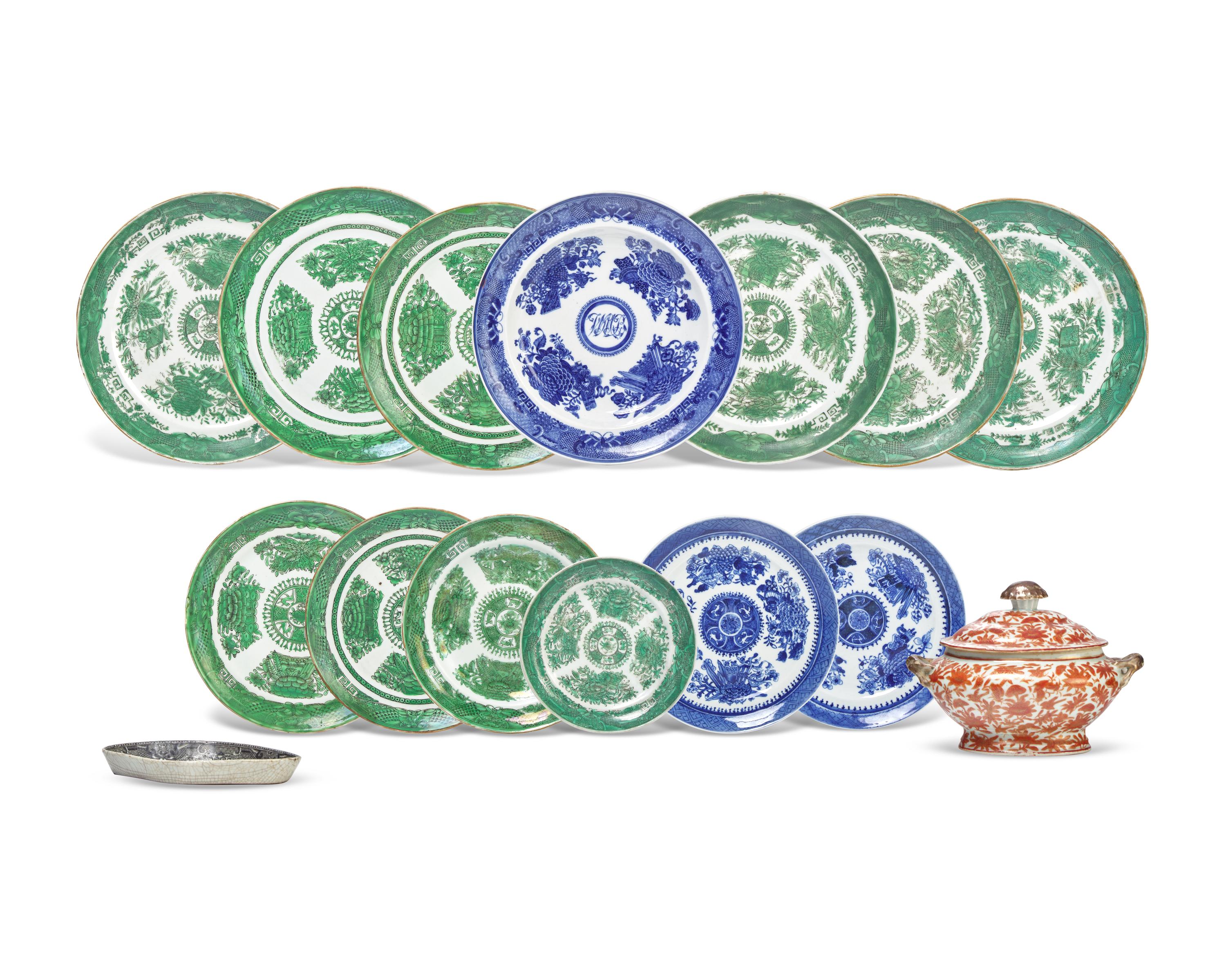 An Assorted Group of Fifteen Chinese Export Porcelain Fitzhugh Tablewares