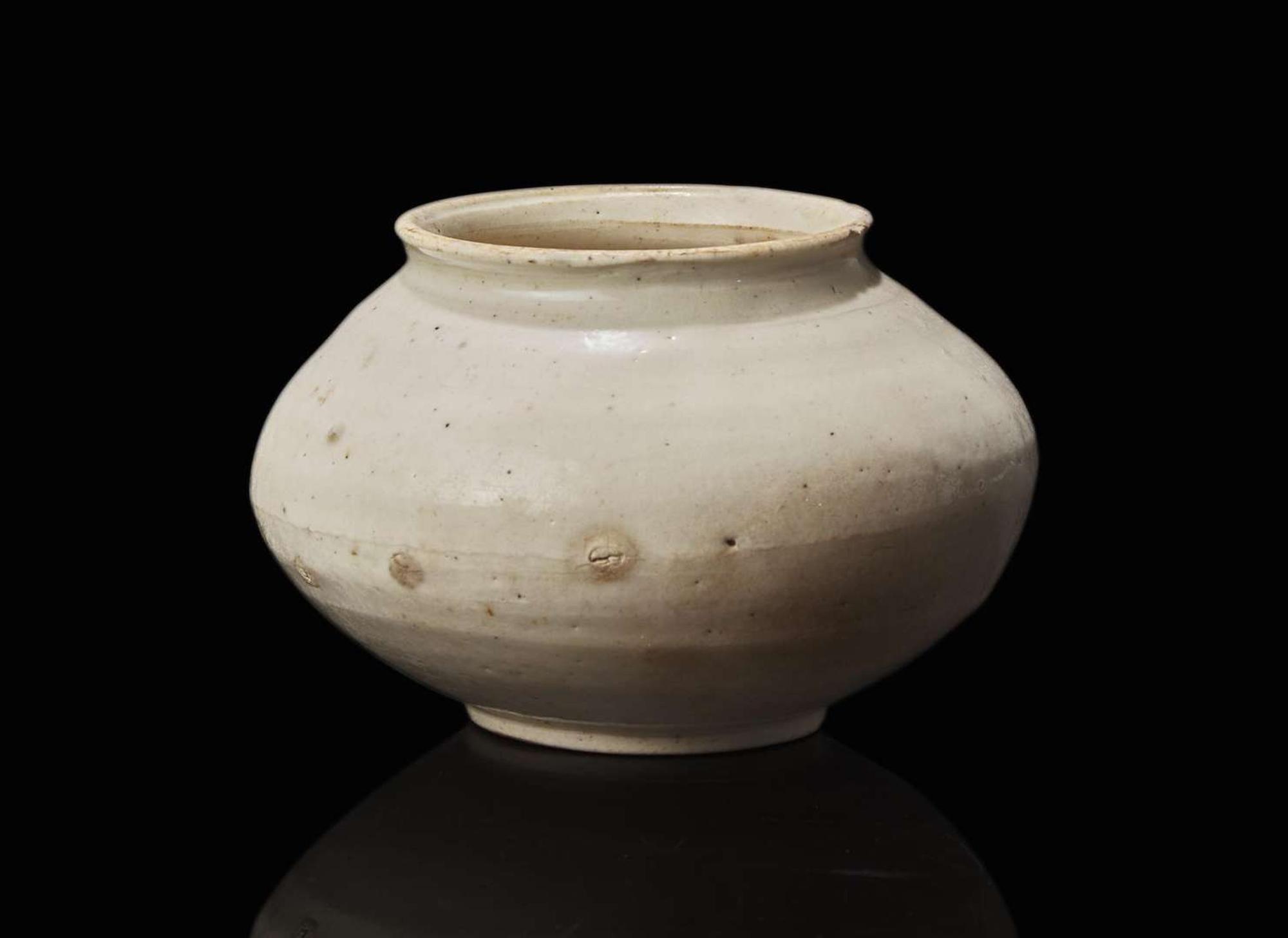 A Chinese whiteware ovoid vessel, possibly Fujian 白瓷圓罐 可能為福建
