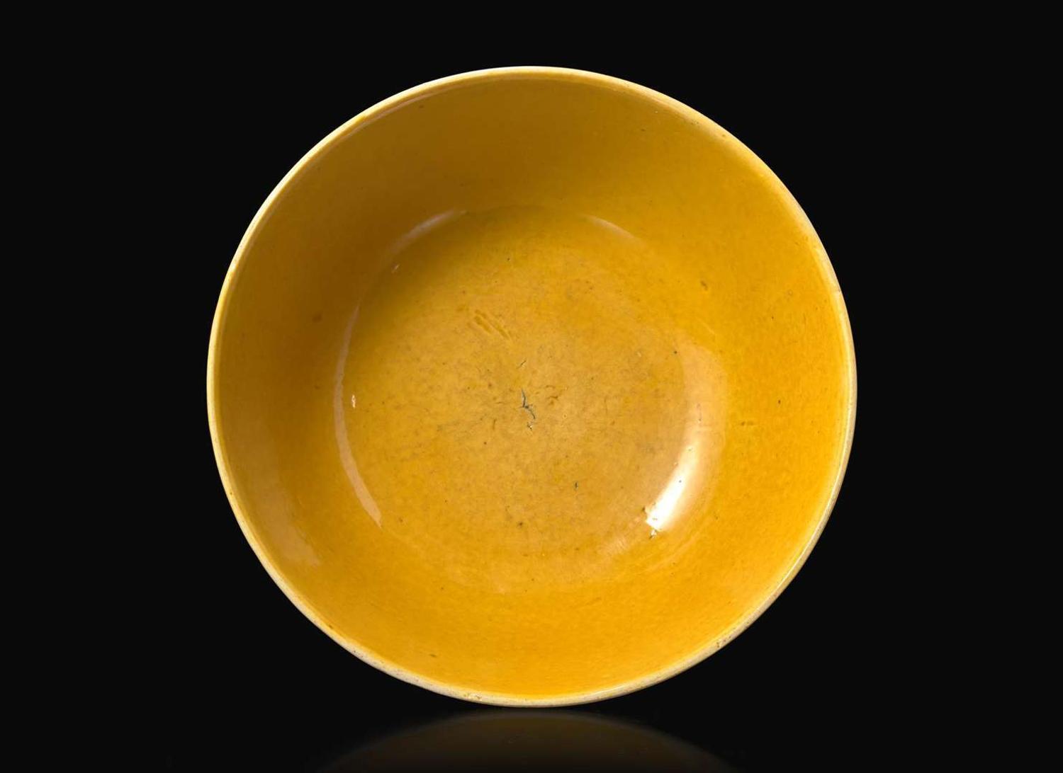 A Chinese yellow glazed "Dragon" bowl, Qing dynasty, 18th/early 19th century 黃釉瓷盌一隻 清 十八至十九世紀初