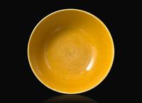 A Chinese yellow glazed "Dragon" bowl, Qing dynasty, 18th/early 19th century 黃釉瓷盌一隻 清 十八至十九世紀初