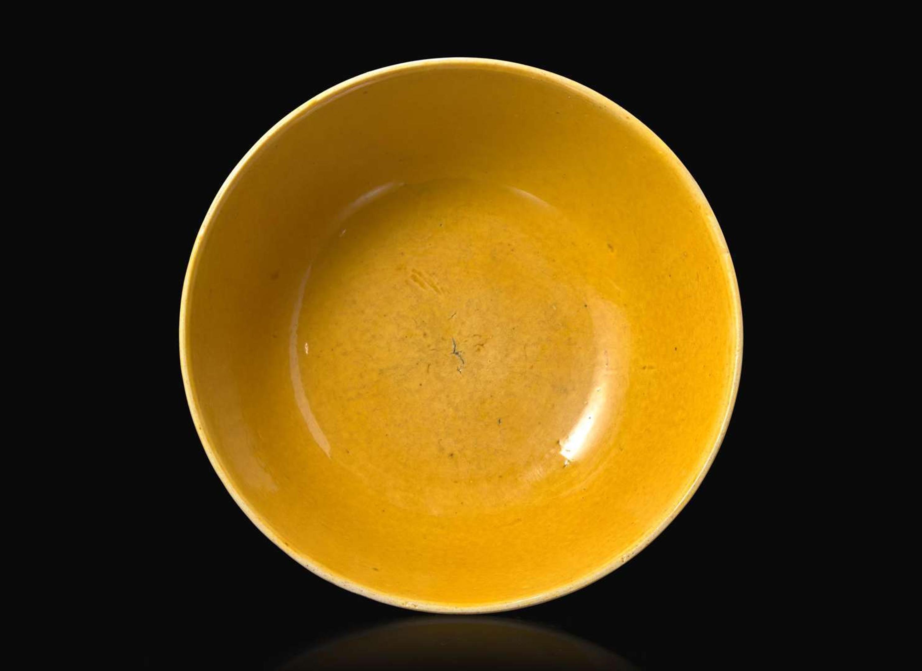 A Chinese yellow glazed "Dragon" bowl, Qing dynasty, 18th/early 19th century 黃釉瓷盌一隻 清 十八至十九世紀初
