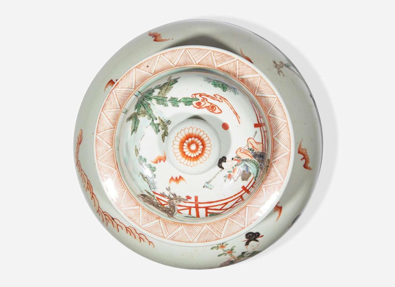 A Chinese famille verte-decorated jar and cover 硬彩蓋罐