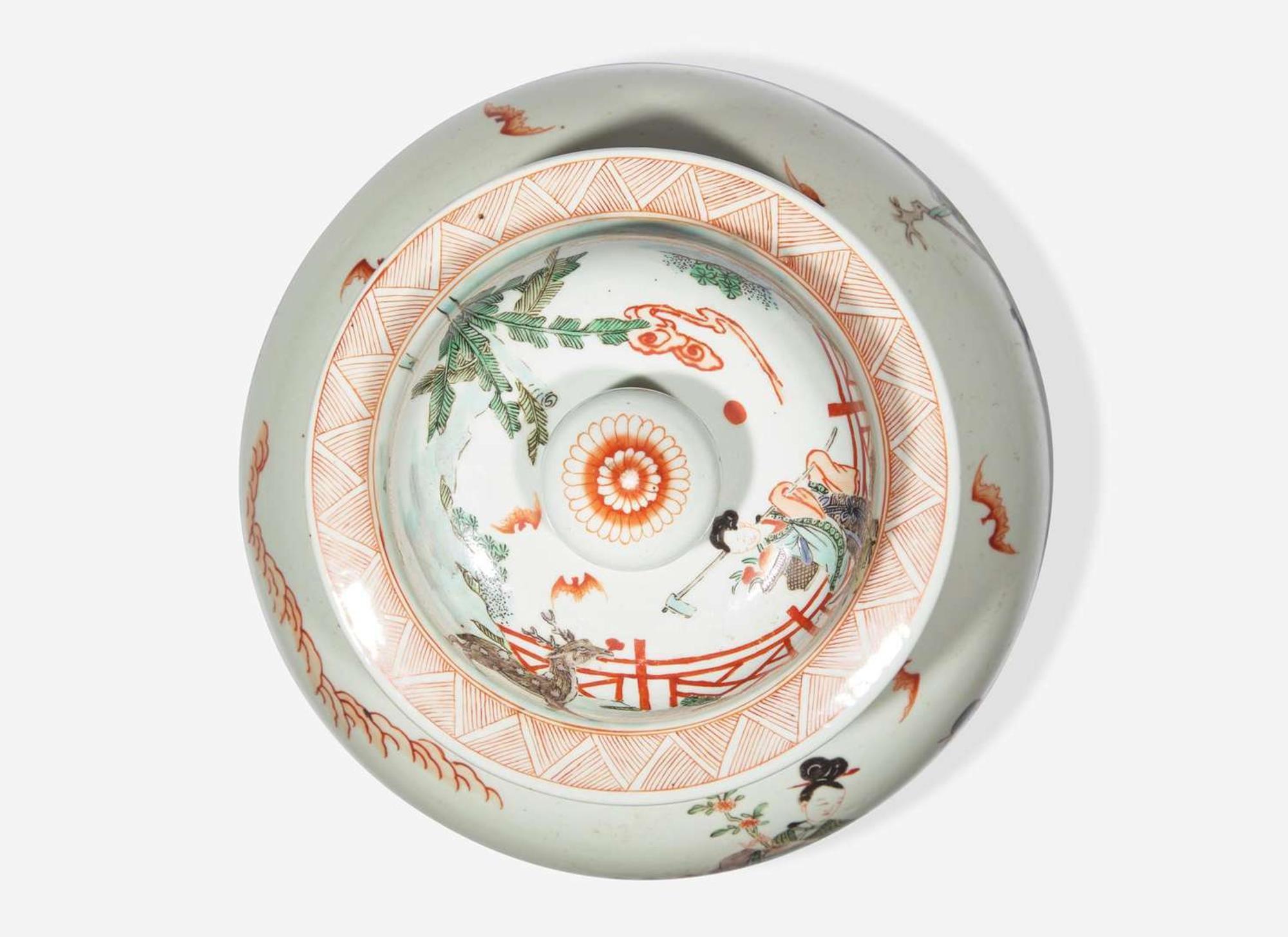 A Chinese famille verte-decorated jar and cover 硬彩蓋罐