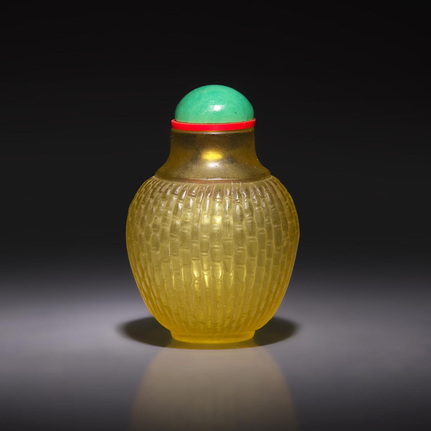 A Chinese Pale Yellow Glass "Basketweave" Snuff Bottle, Qianlong Mark — 乾隆款 黃料簸籮紋鼻烟壺