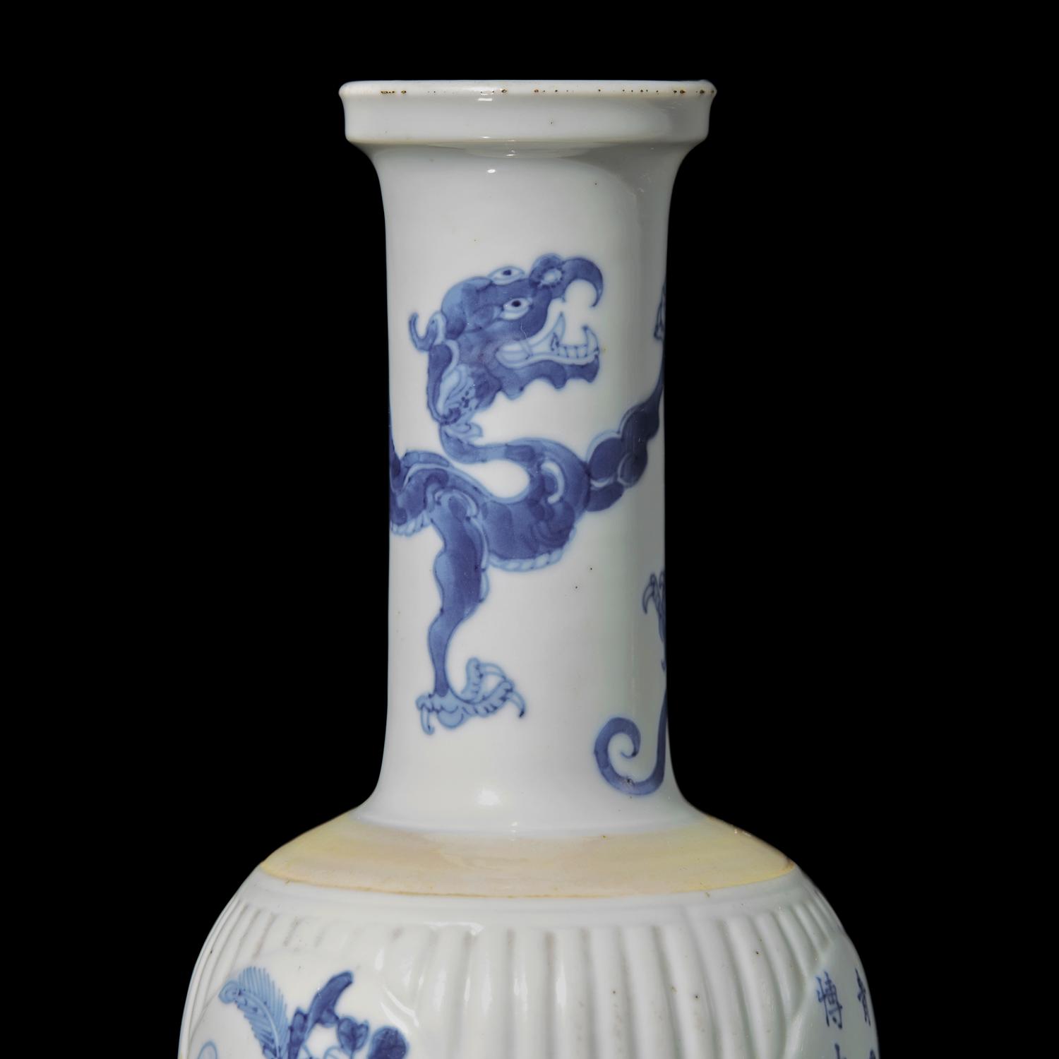 A Chinese Blue and White Porcelain ' Bogu ' Vase, Kangxi Period 清康熙 青花博古圖賞瓶