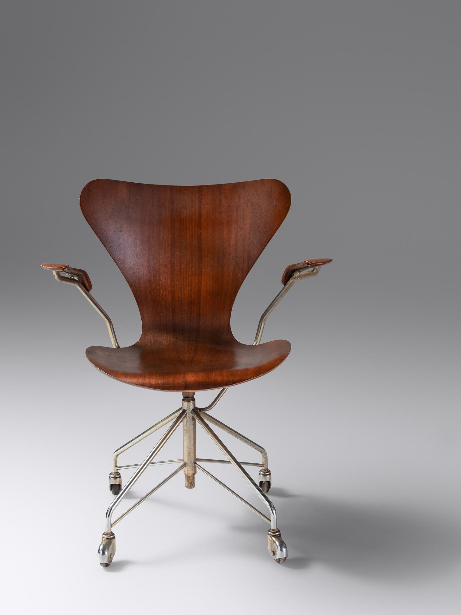 Sevener Desk Armchair, model 3217 Fritz Hansen, Denmark