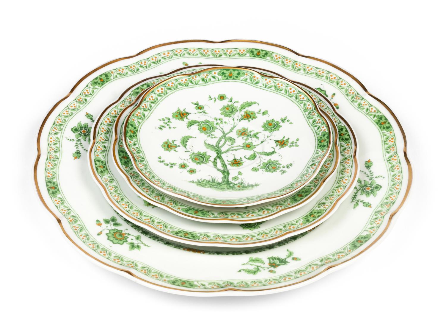 A Haviland Limoges Bonneval Porcelain Dinner Service