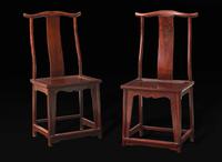 A pair of hardwood yoke-back side chairs 硬木椅子一對