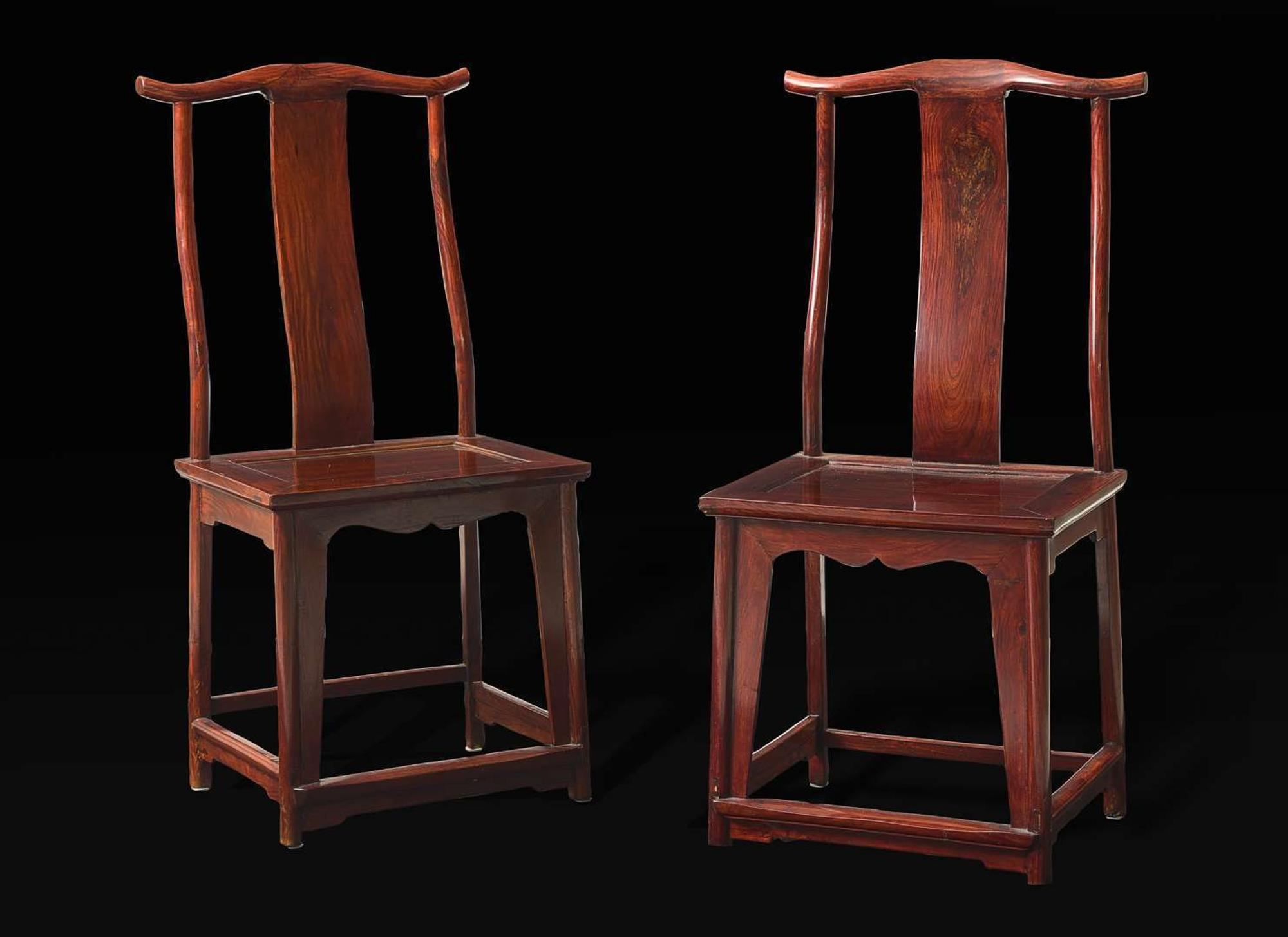 A pair of hardwood yoke-back side chairs 硬木椅子一對