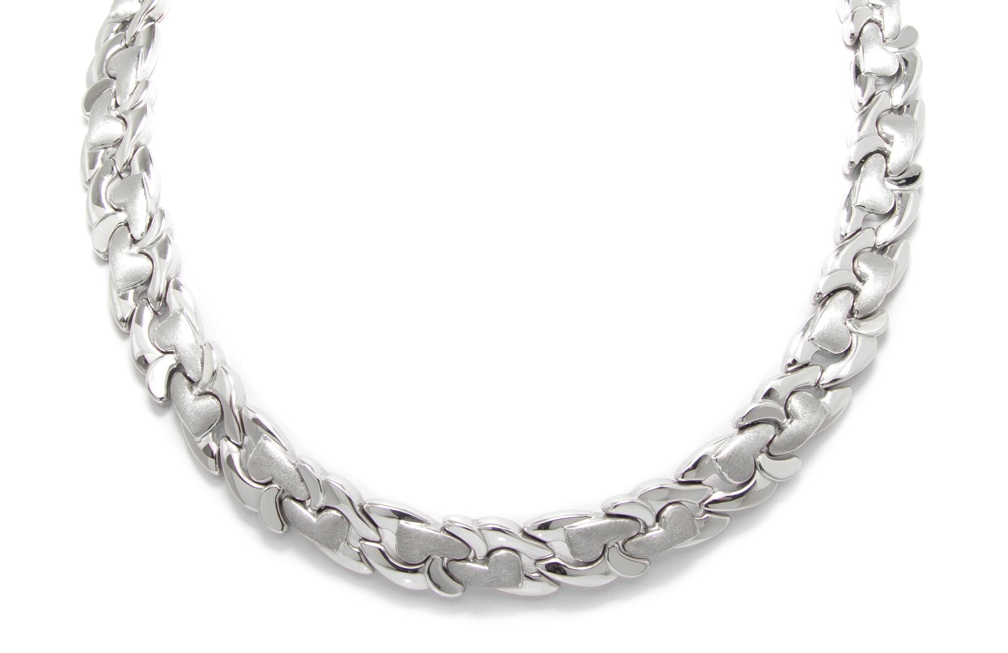 An 18 Karat White Gold Necklace, 38.10 dwts.