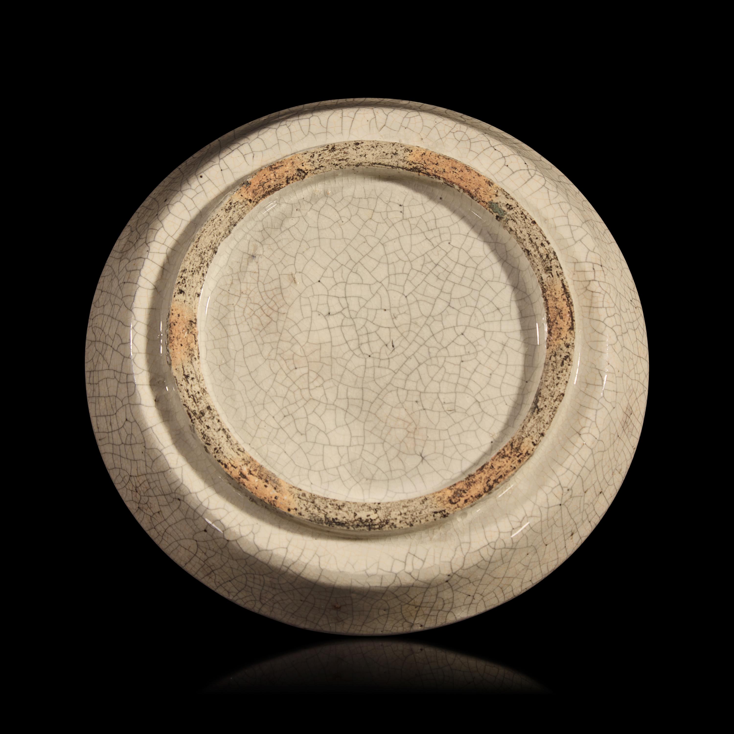 An Unusual Chinese Zhangzhou Ge-type Glazed Brushwasher, Late Ming to Early Qing Dynasty — 明末-清初 漳州窯仿哥窯洗