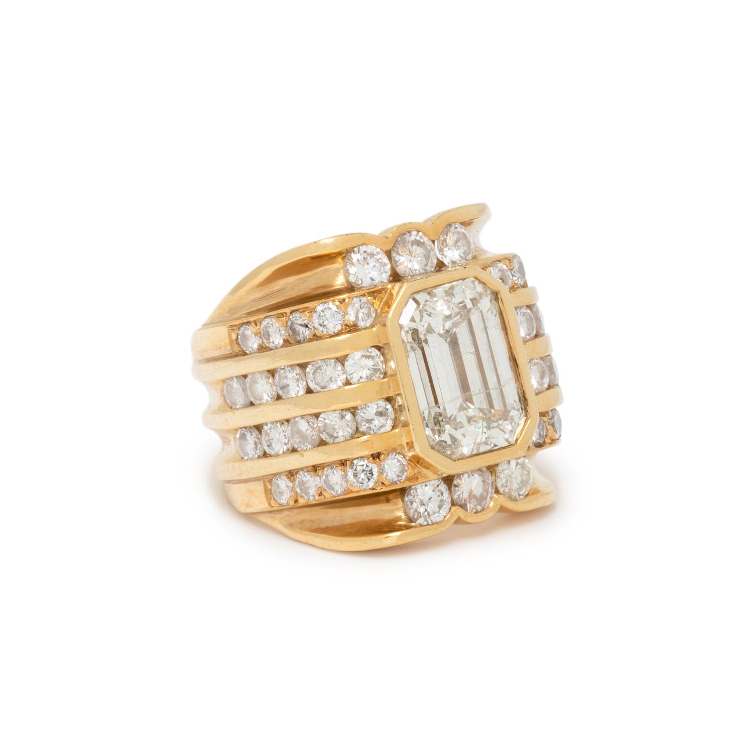 DIAMOND AND YELLOW GOLD RING