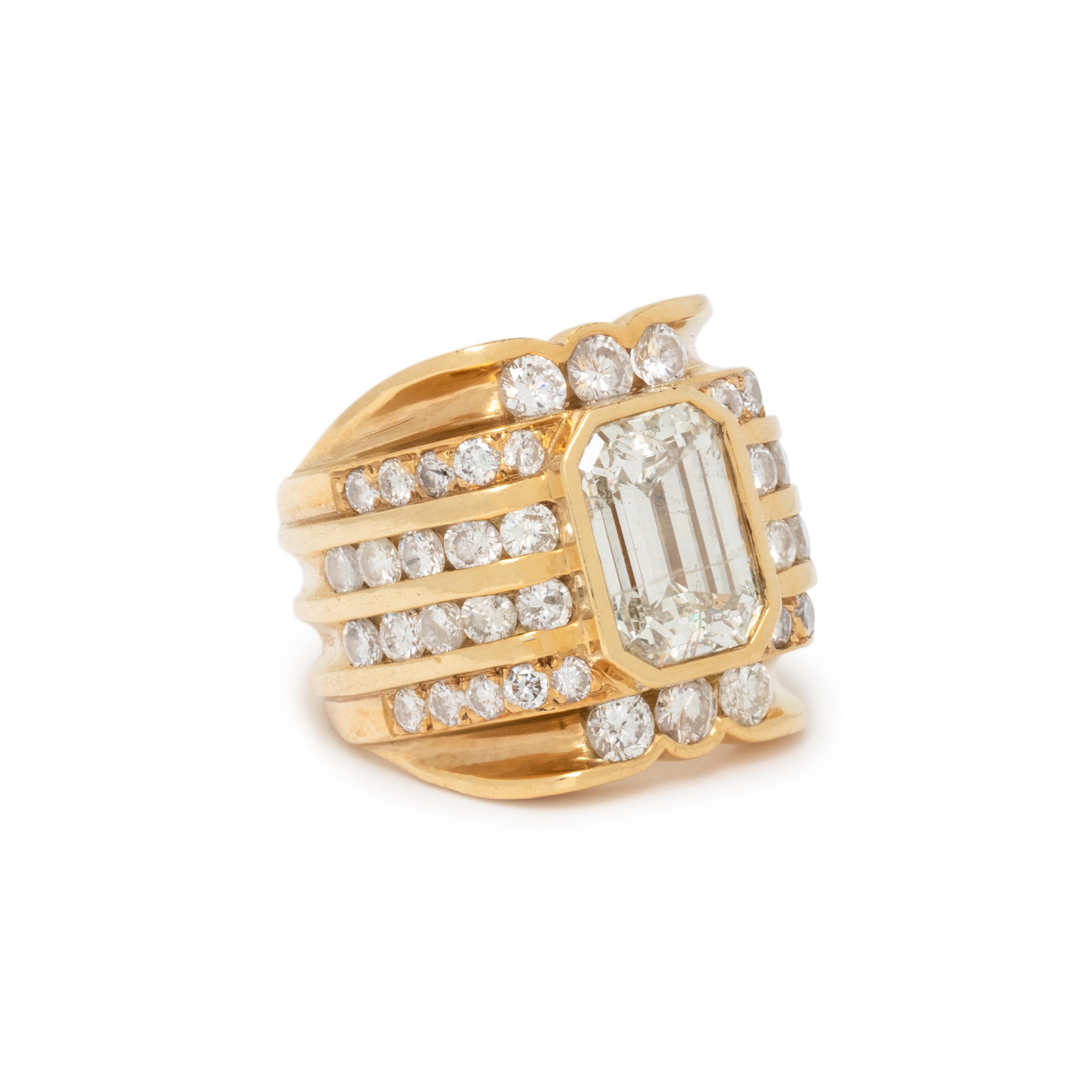 DIAMOND AND YELLOW GOLD RING