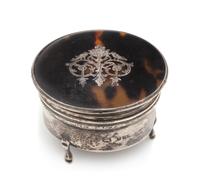 An Engish Tortoise Shell Mounted Silver Snuff Box, Maker's Mark Obscured, London, 1918, the circular tortoise shell lid centered with a